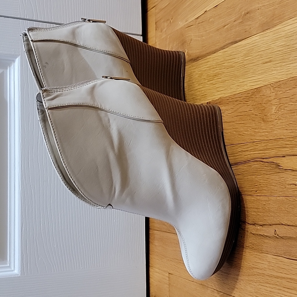 Jennifer Lopez Cream Wedge Bootie size 7.5 medium (light use)